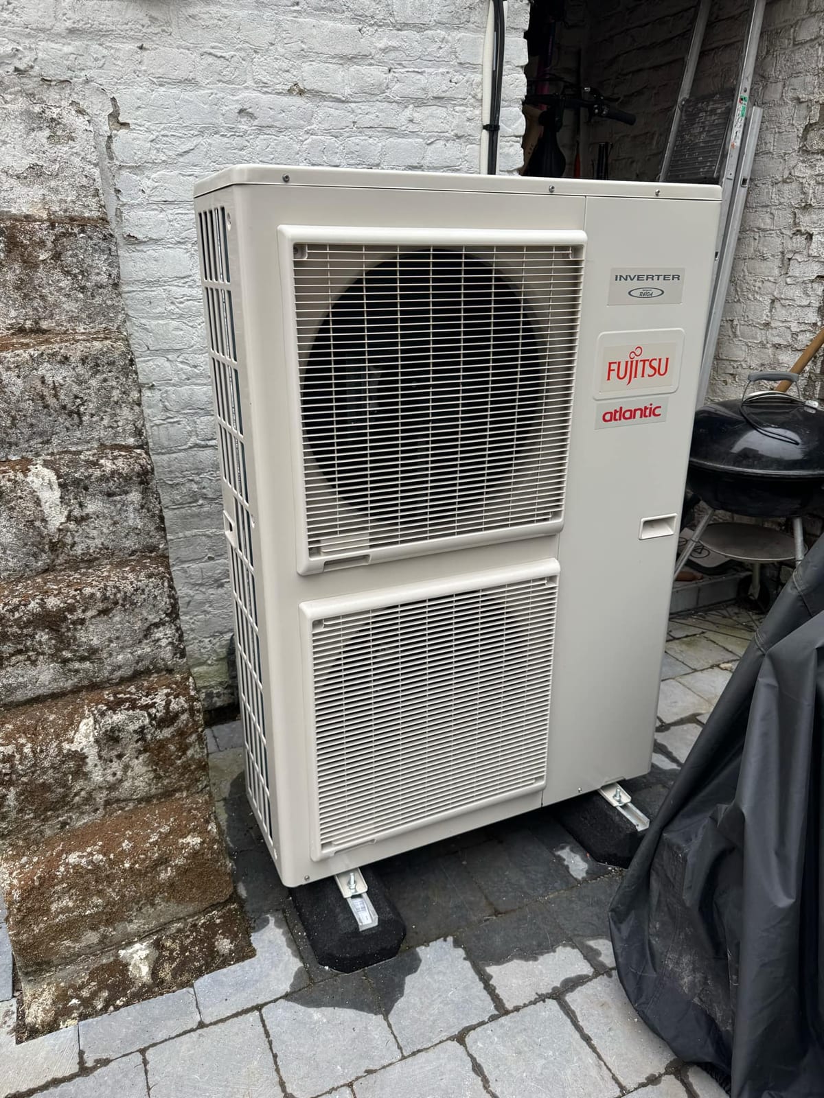 Pompe à chaleur Fujitsu Atlantic Inverter unité extérieure posée par Hapînov dans le Pas-de-Calais