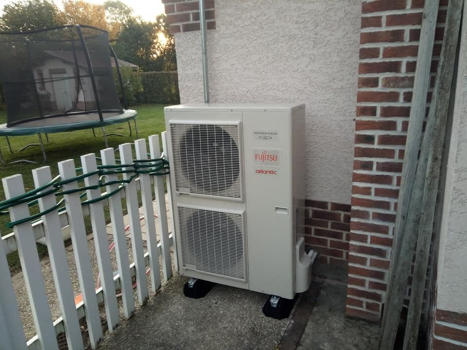 Unité extérieure de pompe à chaleur Fujitsu Atlantic installée par Hapînov dans le Pas-de-Calais