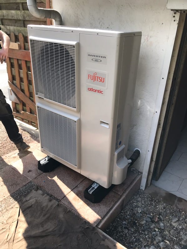 Unité extérieure de pompe à chaleur Fujitsu Atlantic Inverter posée par Hapînov dans le Pas-de-Calais