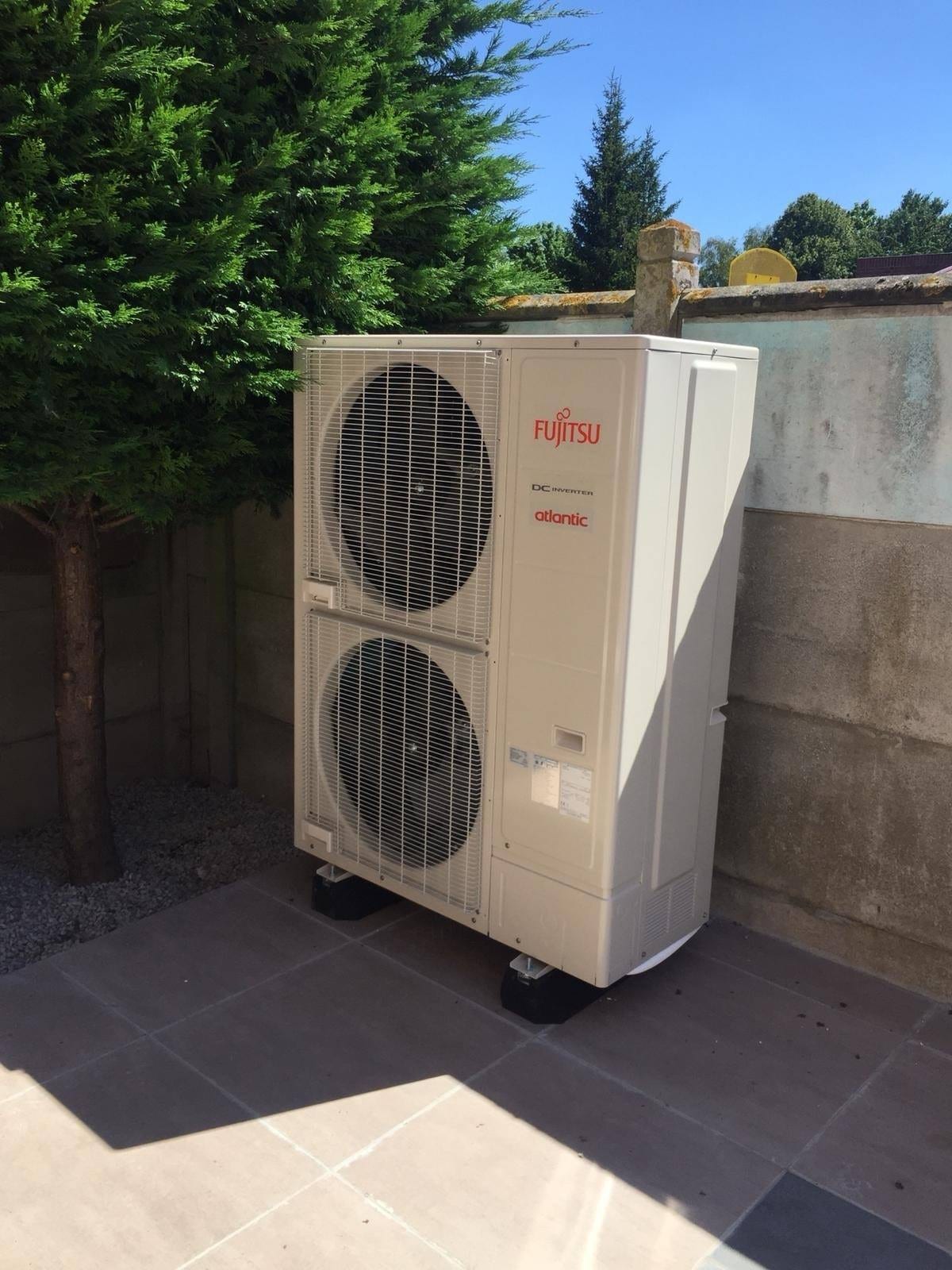 Unité extérieure pompe à chaleur Fujitsu Atlantic posée sur jardin par Hapînov