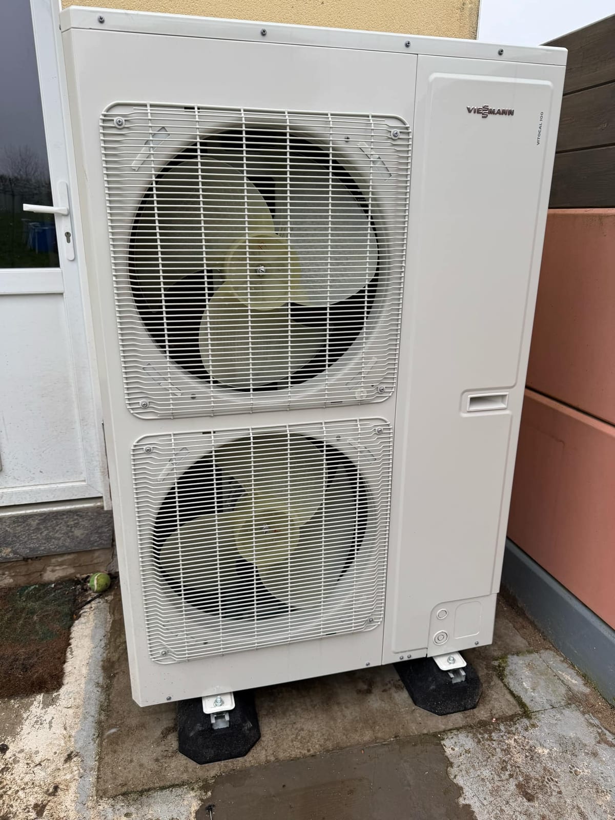 Pompe à chaleur Viessmann Vitocal 100 unité extérieure installée par Hapînov dans le Pas-de-Calais
