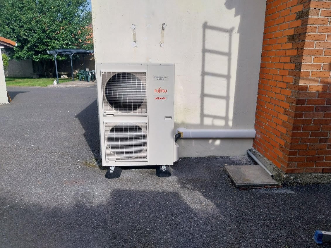 Unité extérieure de pompe à chaleur installée par Hapînov dans le Pas-de-Calais